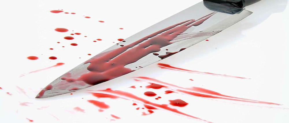 Aber bitte nur im Roman: ein blutiges Messer.