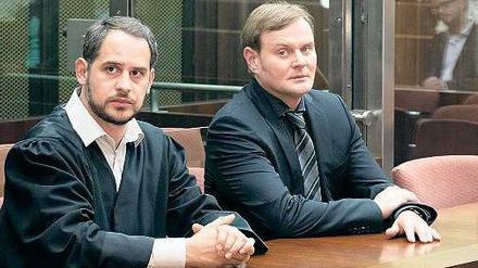 Warten auf das Urteil. Moritz Bleibtreu (links) spielt in „Schuld“ durchgängig den Anwalt Friedrich Kronenberg. In der Episode „Der Andere“ agiert Devid Striesow als Thorsten Paulsberg. Paulsberg hat einen Mann fast tot geschlagen, der seiner Frau nachstellte. Foto: ZDF