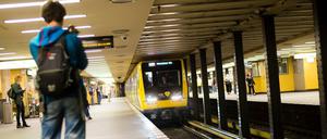 Bitte recht freundlich! Die neue U-Bahn am Bahnhof Zoo. Ein Junge macht gleich mal ein Foto (und wir auch).
