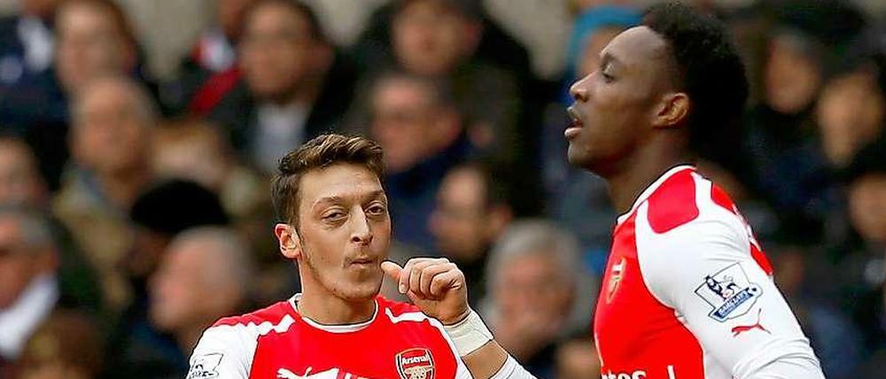 Zu früh gefreut: Mesut Özil feiert seinen Treffer mit einem Daumenlutscher. Am Ende unterlag Arsenal.