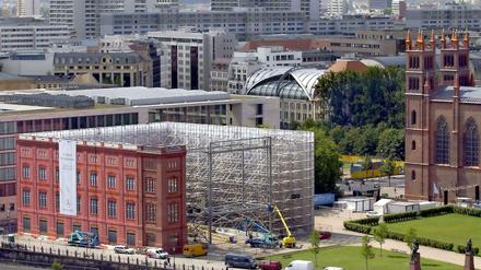 Gut gerüstet. Bislang ist die Bauakademie unweit des Schlossneubaus nur eine Attrappe aus Folien und Gerüstkonstruktion. Rechts steht Schinkels Friedrichswerdersche Kirche. Fast verdeckt ist das Auswärtige Amt.