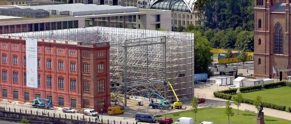 Gut gerüstet. Bislang ist die Bauakademie unweit des Schlossneubaus nur eine Attrappe aus Folien und Gerüstkonstruktion. Rechts steht Schinkels Friedrichswerdersche Kirche. Fast verdeckt ist das Auswärtige Amt.