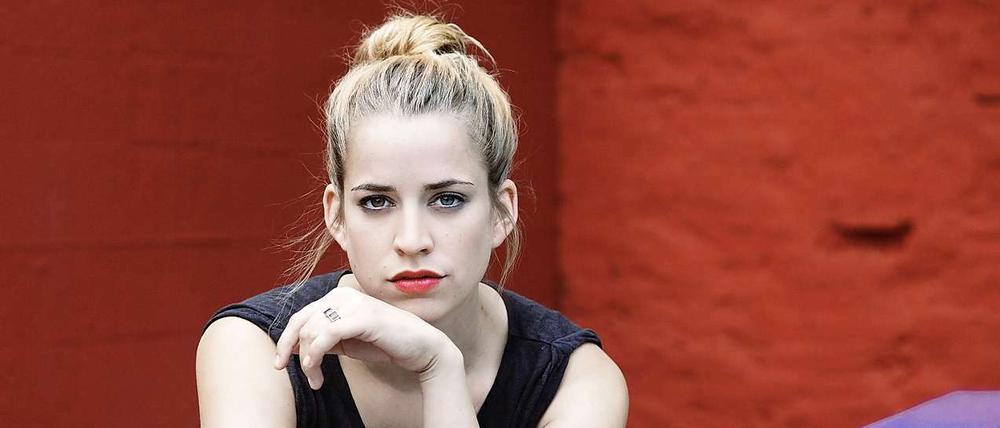 Merle Collet, 28, ist ausgebildete Schauspielerin. Kleinere Rollen hatte sie schon viele, unzählige Vorsprechen und Castings. Häufig scheitert sie in der letzten Runde, kurz vor dem Ziel. Aufgeben will sie trotzdem nicht, denn ihr Gefühl sagt: Irgendwann zahlt sich das alles aus.