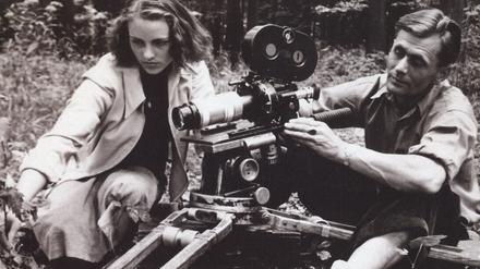 Heinz Sielmann filmt unterstützt von seiner Frau Inge 1949 im Harz.