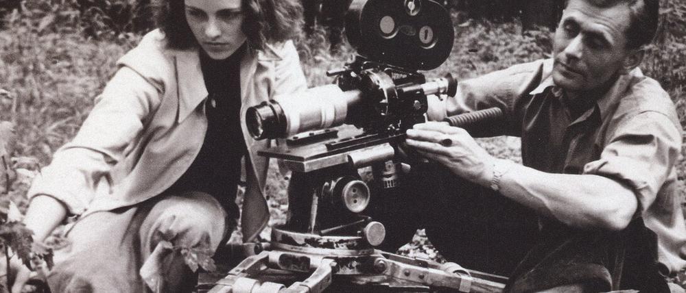 Heinz Sielmann filmt unterstützt von seiner Frau Inge 1949 im Harz.