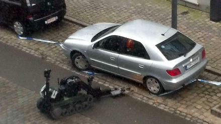 Ein verdächtiges Fahrzeugs wird am Montag vor einem evakuierten Gebäude des Europäischen Parlaments in Brüssel mit einem ferngesteuerten Entschärfungs-Roboter von Polizei und Militärexperten untersucht. Sprengstoff wurde nicht entdeckt.