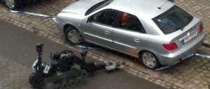 Ein verdächtiges Fahrzeugs wird am Montag vor einem evakuierten Gebäude des Europäischen Parlaments in Brüssel mit einem ferngesteuerten Entschärfungs-Roboter von Polizei und Militärexperten untersucht. Sprengstoff wurde nicht entdeckt.