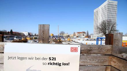 Wühlen in der Baugrube. Wenn in Berlin eine S-Bahn gebaut wird, gehen die Kosten nicht gerade in den Keller. So ist es auch am Hauptbahnhof.