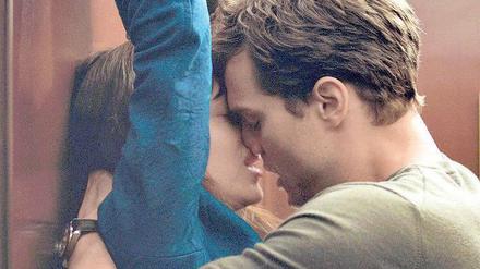 Entschuldigung, darf ich mich kurz unterwerfen? Im Film „Fifty Shades of Grey“ spielt Dakota Johnson (links) die Studentin Anastasia Steele, die dem Unternehmer Christian Grey (Jamie Dornan) verfällt. Die Buch-Adaption von Sam Taylor-Johnson startet am Donnerstag in den Kinos, bereits am Mittwoch ist sie auf der Berlinale zu sehen.
