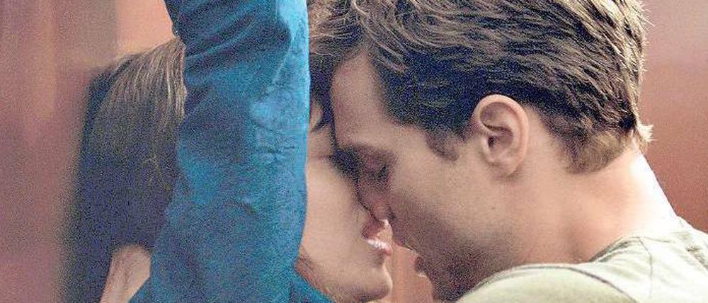 Entschuldigung, darf ich mich kurz unterwerfen? Im Film „Fifty Shades of Grey“ spielt Dakota Johnson (links) die Studentin Anastasia Steele, die dem Unternehmer Christian Grey (Jamie Dornan) verfällt. Die Buch-Adaption von Sam Taylor-Johnson startet am Donnerstag in den Kinos, bereits am Mittwoch ist sie auf der Berlinale zu sehen.
