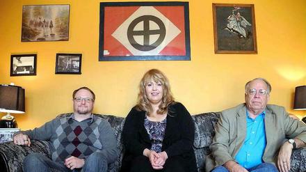 Billy Roper (l) und Rachel Pendergraft (m), Mitglieder der "Knights Party" des Ku-Klux-Klan, sowie deren Direktor Thomas Robb (r) im Hauptquartier der Organisation nahe Harrison (US-Bundesstaat Arkansas).
