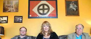 Billy Roper (l) und Rachel Pendergraft (m), Mitglieder der "Knights Party" des Ku-Klux-Klan, sowie deren Direktor Thomas Robb (r) im Hauptquartier der Organisation nahe Harrison (US-Bundesstaat Arkansas). 