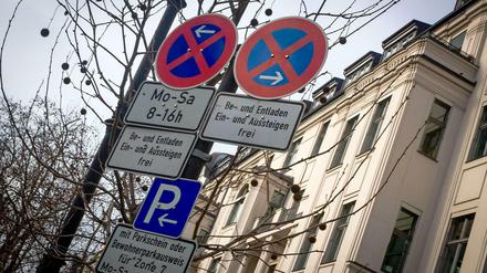 Verboten ist das Parken hier auch für Diplomaten. Aber wenn die sich nicht dran halten, passiert gar nichts.