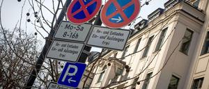 Verboten ist das Parken hier auch für Diplomaten. Aber wenn die sich nicht dran halten, passiert gar nichts.