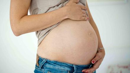 In Großbritannien könnte es bald "Drei-Eltern-Babys" geben.