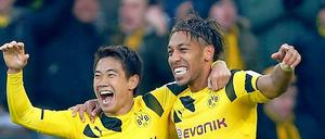 Können wieder lachen: Die Dortmunder Shinji Kagawa und Pierre-Emerick Aubameyang feiern den Auswärtssieg in Freiburg.