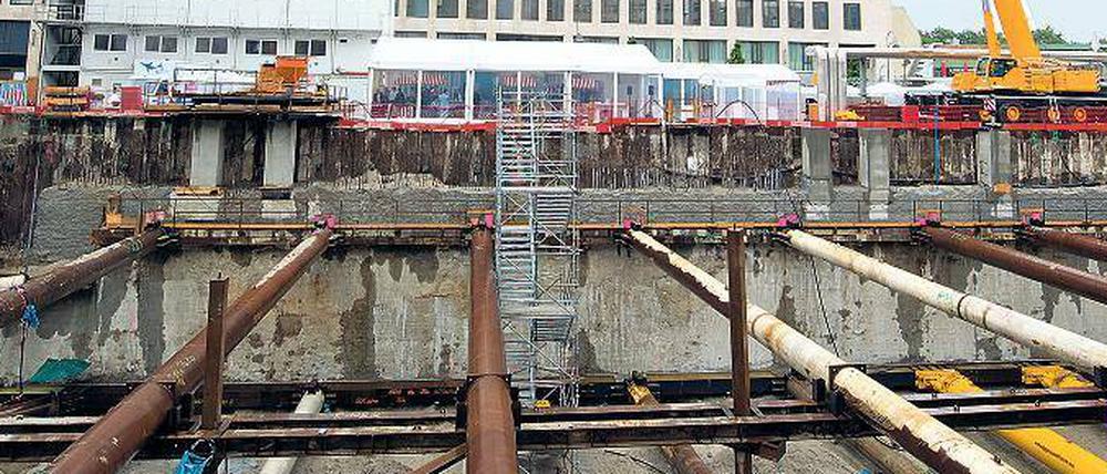 Die 16 Meter tiefe Baugrube am zukünftigen Standort des Hochhausprojektes „Upper West“ am Breitscheidplatz, aufgenommen Ende Juni 2014. Mitte 2016 soll das 250 Millionen Euro teure Projekt fertig sein.