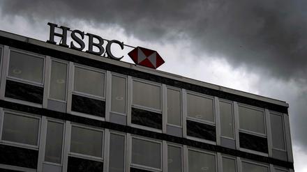 Dunkle Wolken über dem Gebäude der HSBC in Genf. 