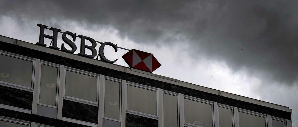 Dunkle Wolken über dem Gebäude der HSBC in Genf. 