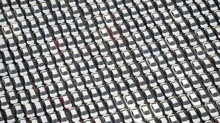 Die Deutschen exportieren jedes Jahr mehr Waren ins Ausland - zum Beispiel Autos.