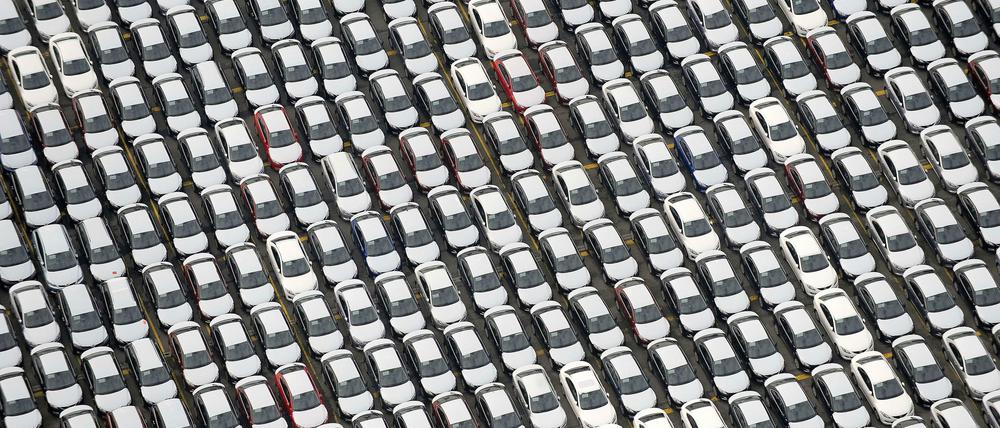 Die Deutschen exportieren jedes Jahr mehr Waren ins Ausland - zum Beispiel Autos.