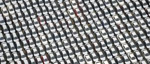 Die Deutschen exportieren jedes Jahr mehr Waren ins Ausland - zum Beispiel Autos.