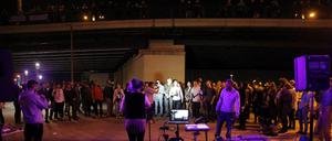 Sängerin Wanja (mitte) und Rapper Simdal (rechts) bei einem Konzert unter der Warschauer Brücke.