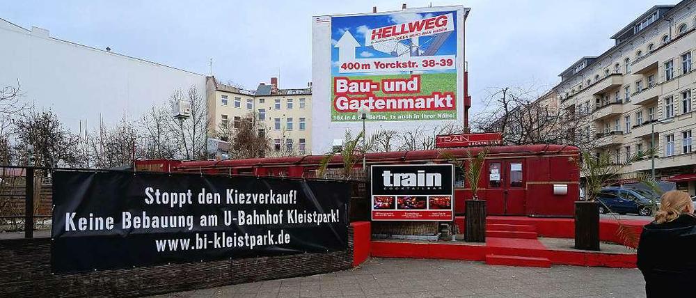 Gegen Neubauten. Ein Plakat der Bürgerinitiative Kleistpark , dahinter der alte rote S-Bahnwagen der „Train“-Bar.