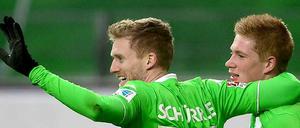 Gelungener Einstand: André Schürrle feiert mit dem Torschützen Kevin de Bruyne.
