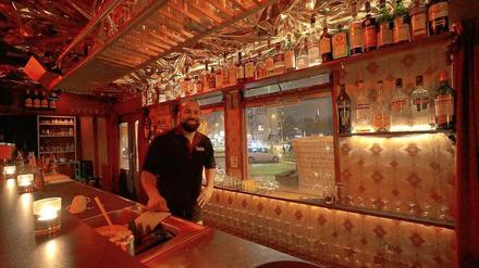 Cocktails im S-Bahnwagen. Der Barmann im „Train“ am Kleistpark weiß nicht, wie lange er noch ausschenken darf.