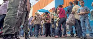 Beschwerlicher Alltag. Für die 30 Millionen Normalbürger gehört Schlangestehen seit einigen Monaten zum Leben. Vom Klopapier über Eier bis zum Aspirin gibt es nichts mehr ohne Nummer und stundenlange Warterei. 