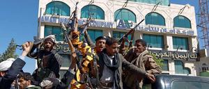 Die vom Iran unterstützten Houthi-Rebellen haben eine Revolution ausgerufen, um nach eigenen Angaben das Land von der Korruption zu säubern und die Wirtschaft in Gang zu bringen.
