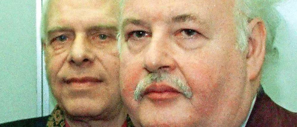 Die Entführer des Hamburger Multimillionärs Jan Philipp Reemtsma, Wolfgang Koszics (r) und Peter Richter verlassen am 14.2.1997 das Hamburger Landgericht. 
