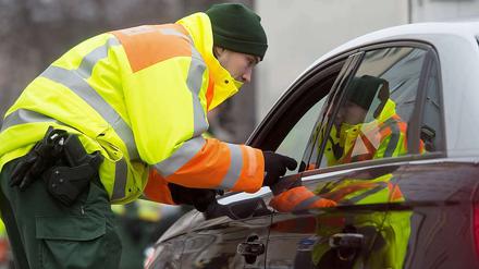 Das Aus für die "relative Straffreiheit der ausländischen Autofahrer" soll die Zahl der Toten und Verletzten im Straßenverkehr reduzieren. Einer Studie von 2007 zufolge nämlich sind es vor allem Ausländer, die zu schnell unterwegs sind. 