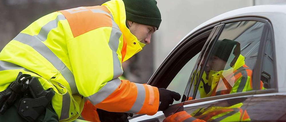 Das Aus für die "relative Straffreiheit der ausländischen Autofahrer" soll die Zahl der Toten und Verletzten im Straßenverkehr reduzieren. Einer Studie von 2007 zufolge nämlich sind es vor allem Ausländer, die zu schnell unterwegs sind. 