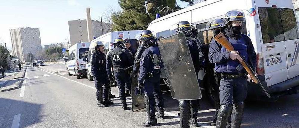 Elite-Polizisten sichern Marseille.