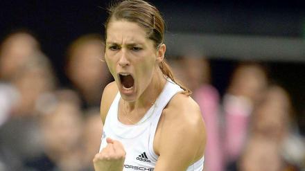 Andrea Petkovic ballt freut sich über einen gelungenen Angriff.
