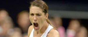 Andrea Petkovic ballt freut sich über einen gelungenen Angriff.