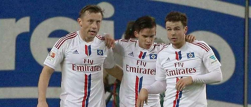 Verschämter Jubel: Die Hamburger Ivica Olic, Zoltan Stieber und Nicolai Müller klatschen nach dem Eigentor von Hannovers Marcelo ab.