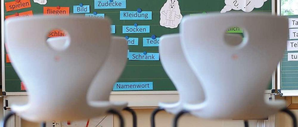 Schulferien, Unterrichtsschluss. Beste Zeit für Handwerker, um Sanierungen in den oft maroden Gebäuden voran zu treiben. Aber das zur Verfügung stehende Geld wird in Friedrichshain-Kreuzberg nicht abgerufen.