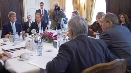 US-Außenminister John Kerry (links) und sein russischer Amtskollege Sergej Lawrow (rechts) bei einem Treffen auf der Münchener Sicherheitskonferenz.