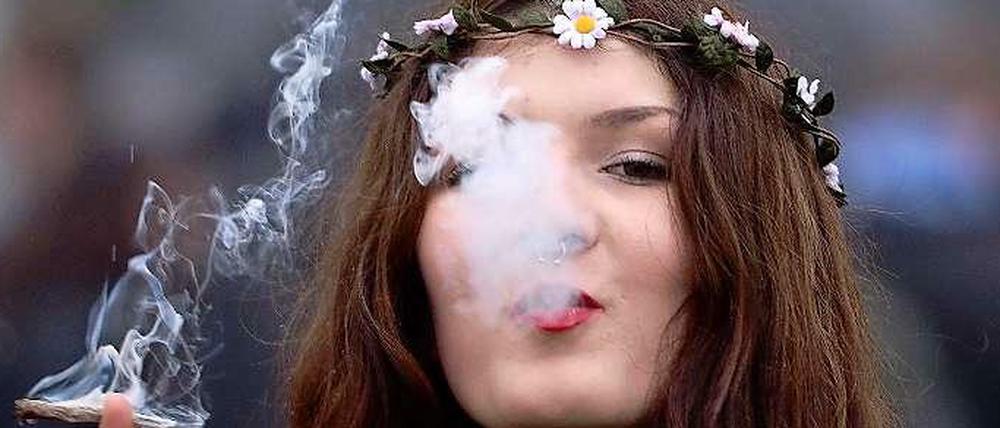 In Friedrichshain-Kreuzberg setzen sich die Grünen medienwirksam für einen Coffeeshop ein, in Steglitz-Zehlendorf verhindern sie ihn, sagen die Piraten.