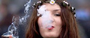 In Friedrichshain-Kreuzberg setzen sich die Grünen medienwirksam für einen Coffeeshop ein, in Steglitz-Zehlendorf verhindern sie ihn, sagen die Piraten.