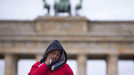 Im Oktober 2013 treten Flüchtlinge vor dem Brandenburger Tor in einem Hungerstreik für Bleiberecht.