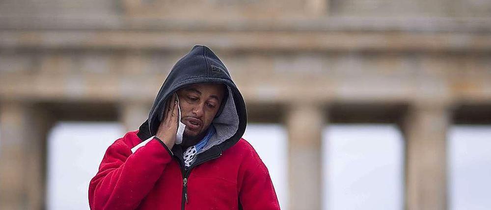 Im Oktober 2013 treten Flüchtlinge vor dem Brandenburger Tor in einem Hungerstreik für Bleiberecht.