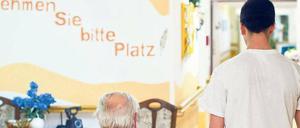 Nehmen Sie bitte Platz. Vermutlich haben der „Bufdi“ und der Rollstuhlfahrer, den er begleitet, dazu selbst einen Spruch auf Lager. 