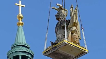 So wie im vergangenen Jahr die "Drachentrophäe" auf das Fortunaportal gehoben wurde, sollen bald vier Skulpturen auf das Dach des Potsdamer Stadtschlosses gehievt werden.