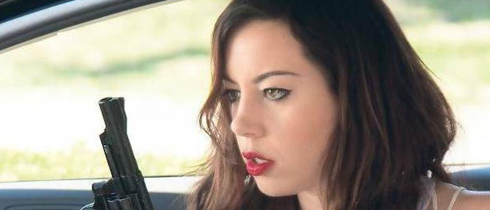 Mit Knarre und Computer: Aubrey Plaza.