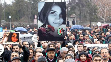 In Ankara demonstrieren die Menschen nach dem Tod einer Studentin gegen mehr Polizeigewalt.