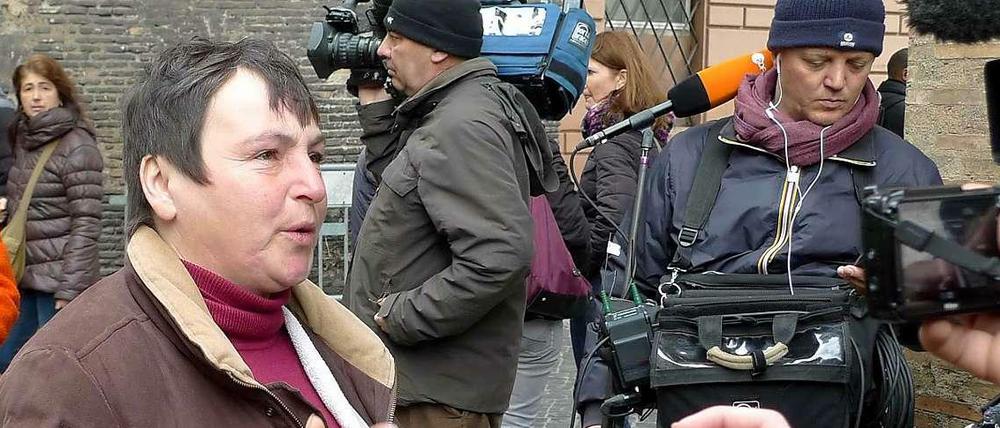 Barbara (l), die gerade von Friseur kommt, spricht am Montag am Petersplatz in Rom mit Journalisten. Jeweils Montags haben von nun an Obdachlose Gelegenheit sich hier gratis die Haare schneiden zu lassen.